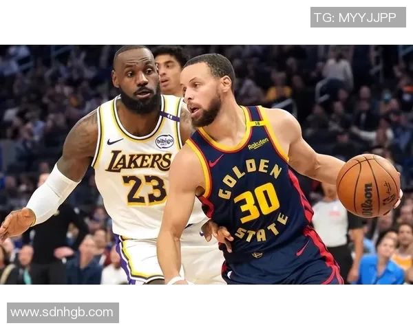 库里看足球赛接吻瞬间曝光引热议 NBA巨星私下生活令人关注
