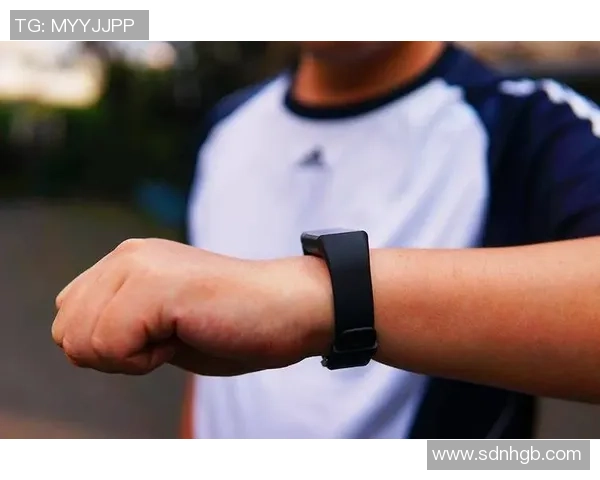 智能运动足球手环助力球星提升训练表现与健康管理