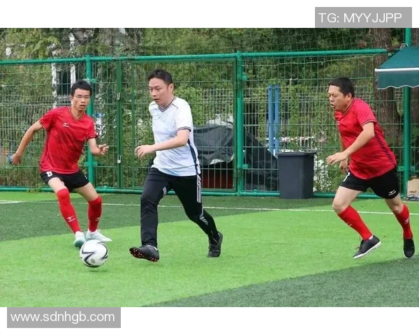 甜蜜绿茵情缘足球球星情侣携手闪耀浪漫赛场瞬间