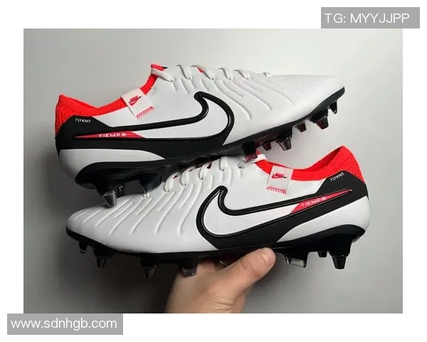 足球巨星们脚下的秘密武器揭秘 哪些顶级鞋款成就球场传奇